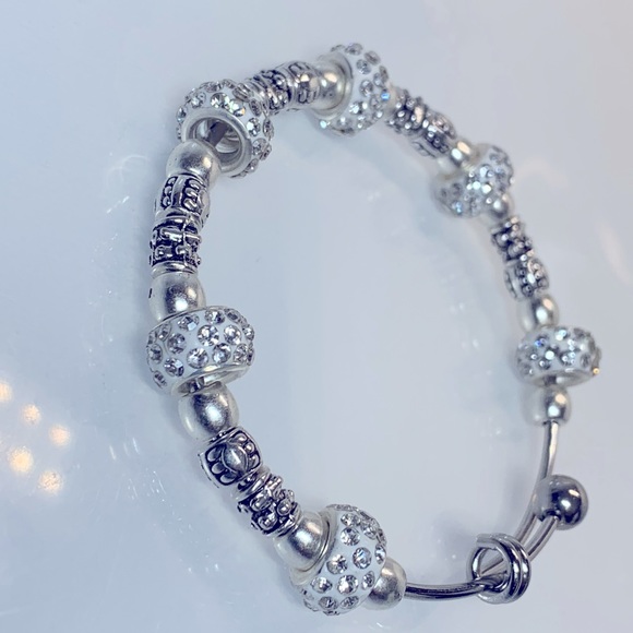 HANDCRAFTED SILVER BANGLE 6cm diameter - Picture 3 of 5